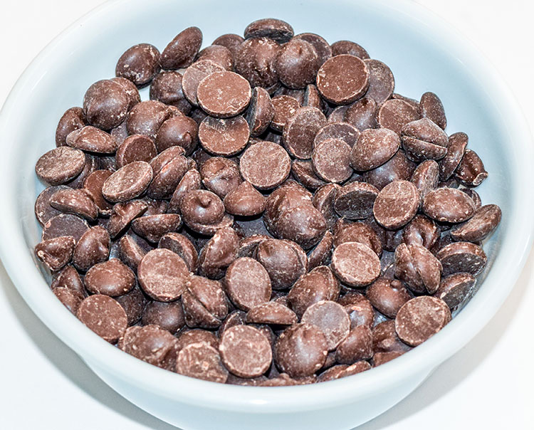 Take dark chocolate chips in a bowl